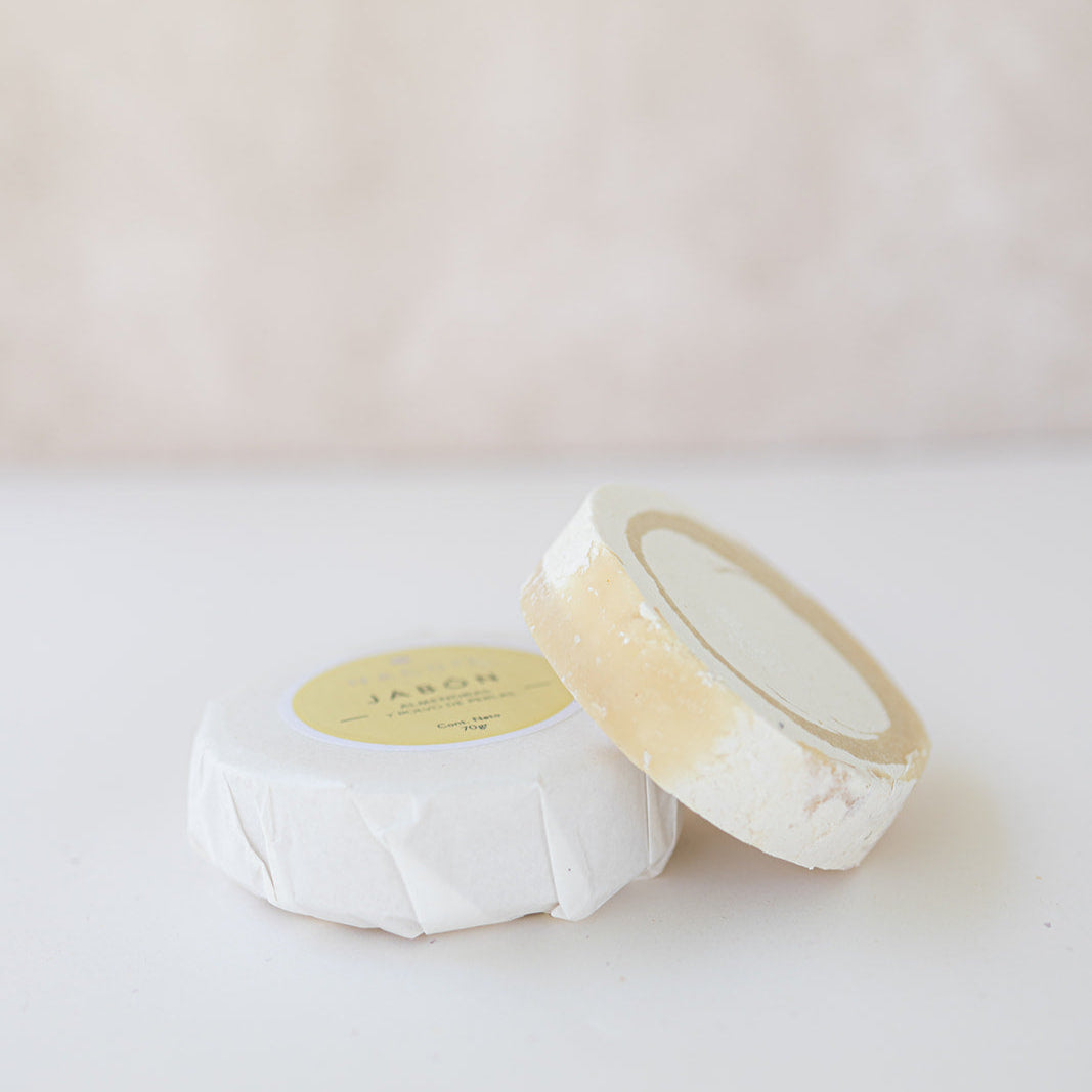 Jabón limpiador facial de almendras natural. Especial para piel seca y sensible . Limpia e Hidrata. 