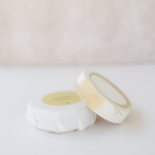 Jabón limpiador facial de almendras natural. Especial para piel seca y sensible . Limpia e Hidrata. 