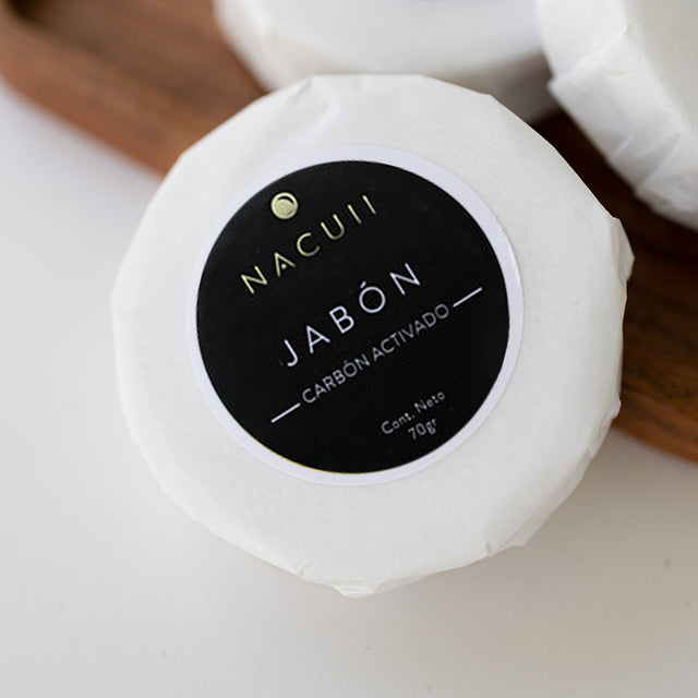 Jabón limpiador facial de carbón activado y té verde natural. Especial para piel grasa y con acné . Limpia e hidrata. 