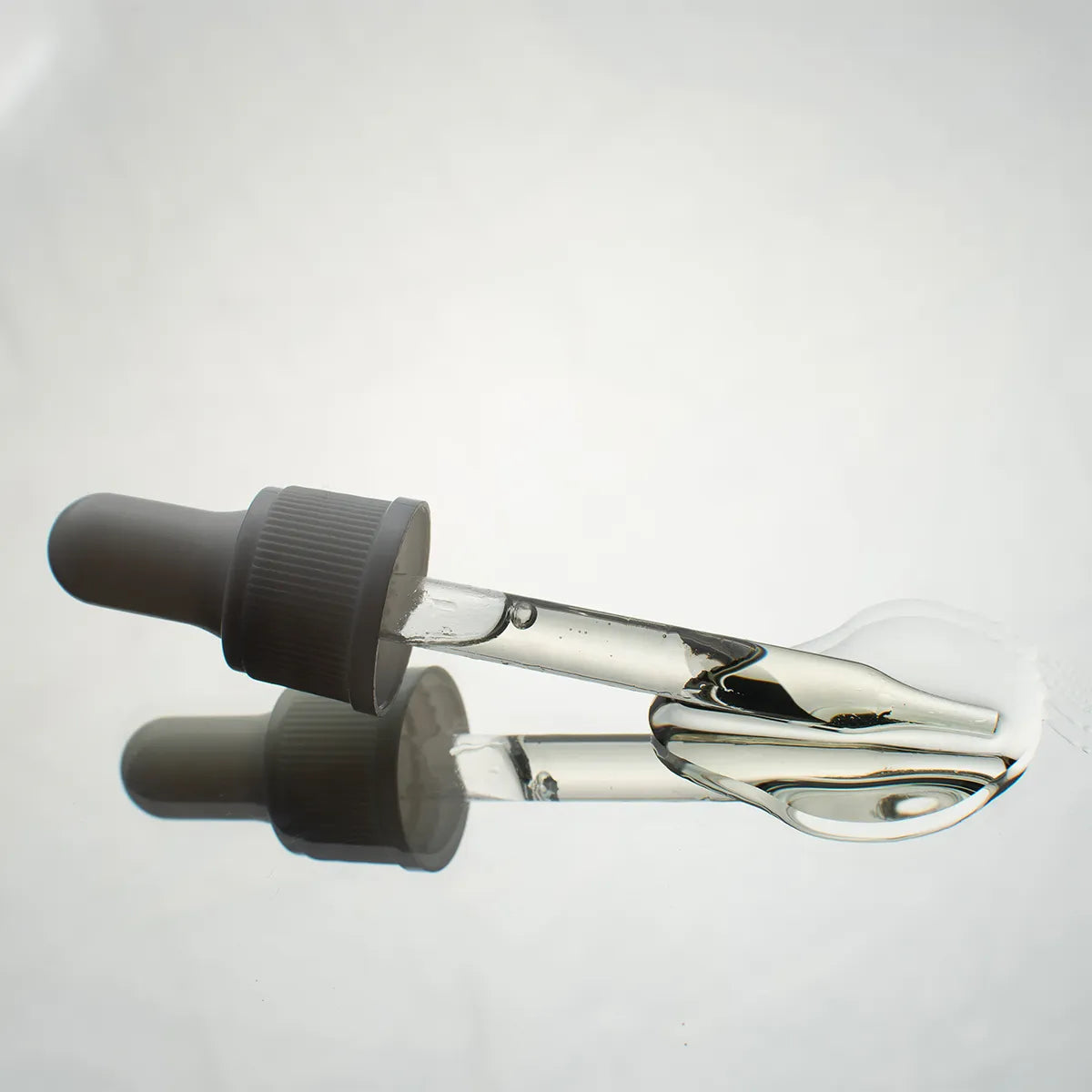 Serum hidratante facial, especial para iluminar y nutrir.  Ayuda a la elasticidad de la piel. 